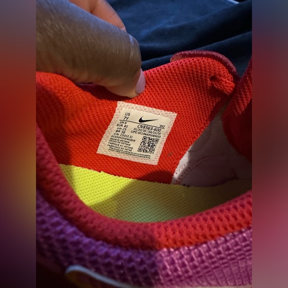 AIR MAX EXCEE SE1 BIG KIDS' SHOE IN CHILE RED,ACTIVE FUCHSIA,UNIVERSITY GOLD - Picture 4 of 4